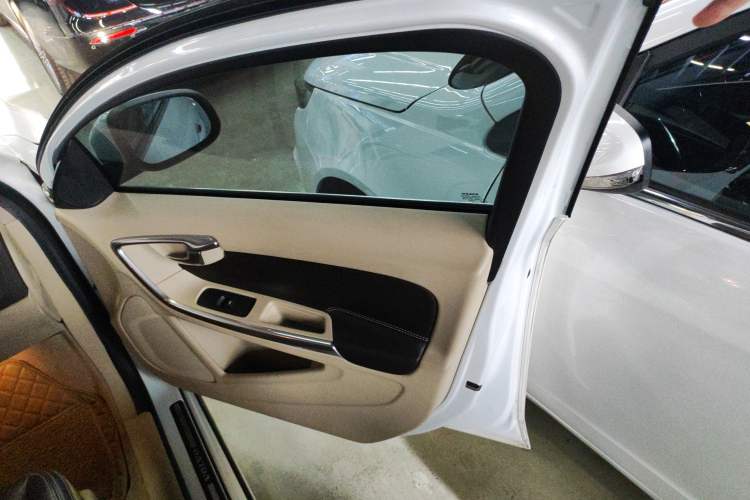 Used Volvo S60 2015 S60L 2.0T Zhiyuan Edition
