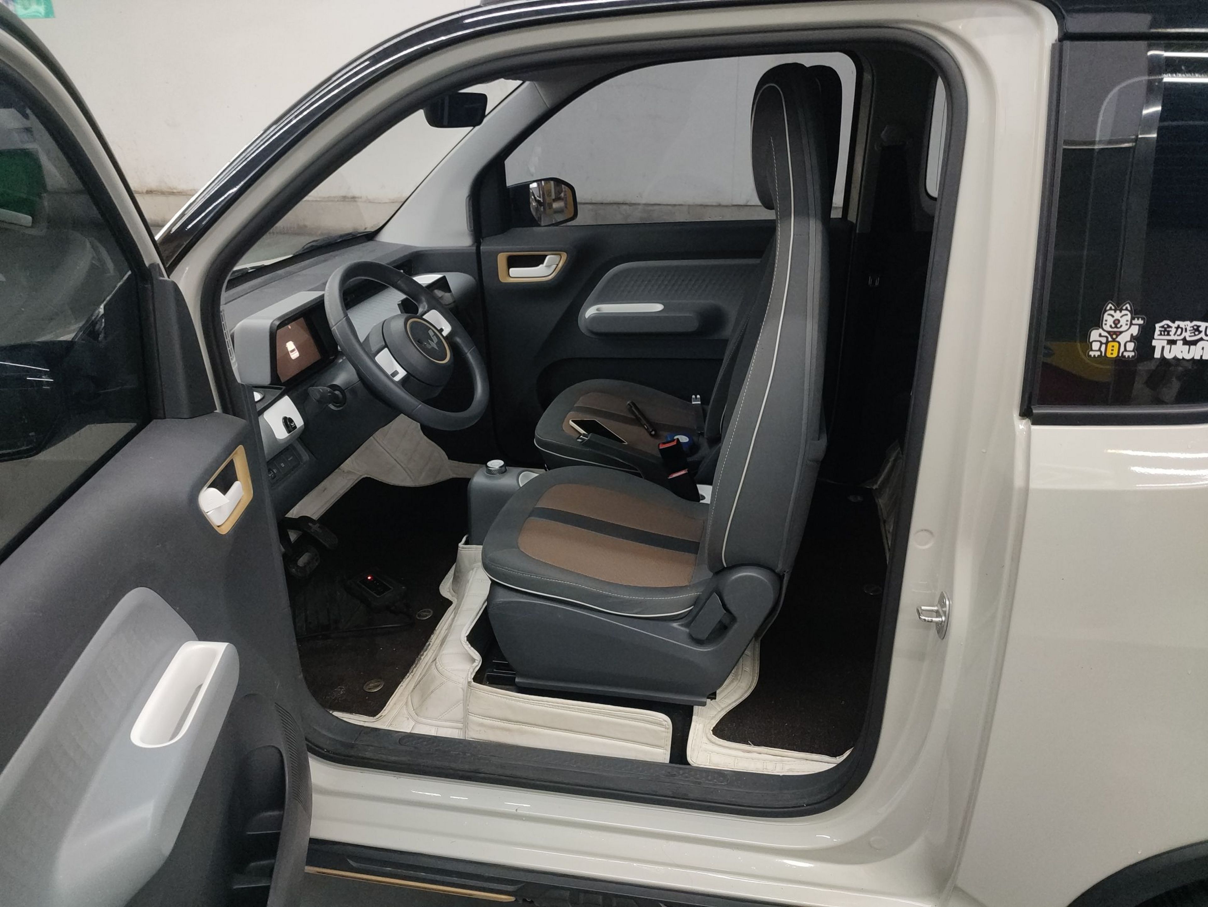 المقاعد الأمامية داخل السيارة