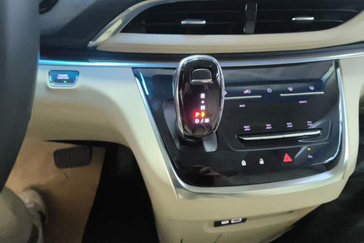 Used Buick GL8 2023 Facelifted Land Cruiser Executive Luxury Version
