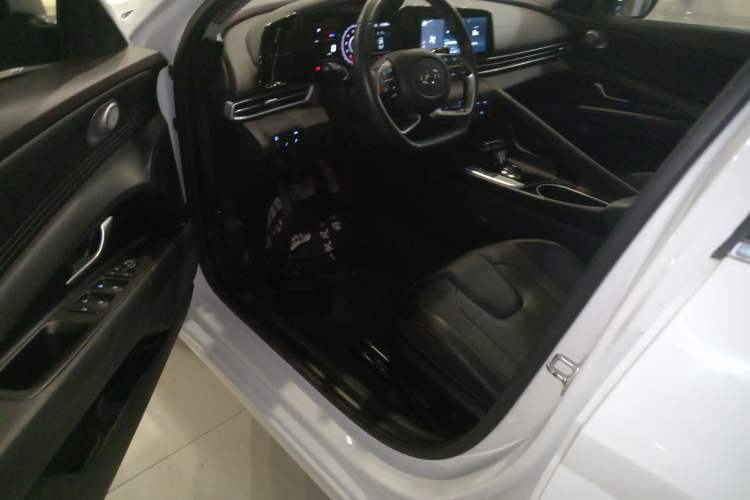 Used Hyundai Elantra 2022 1.5L CVT LUX Prestige Edition
