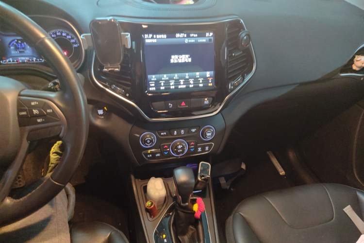 Used  Cherokee 2019 2.0T Two-Wheel Drive Yue Xiang Edition China VI Emission Standard