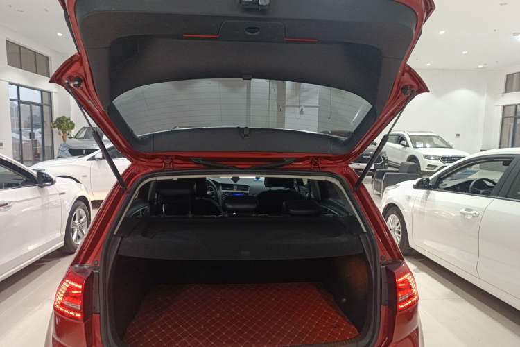 Used Volkswagen Golf 2016 1.6L Automatic Fashion Model