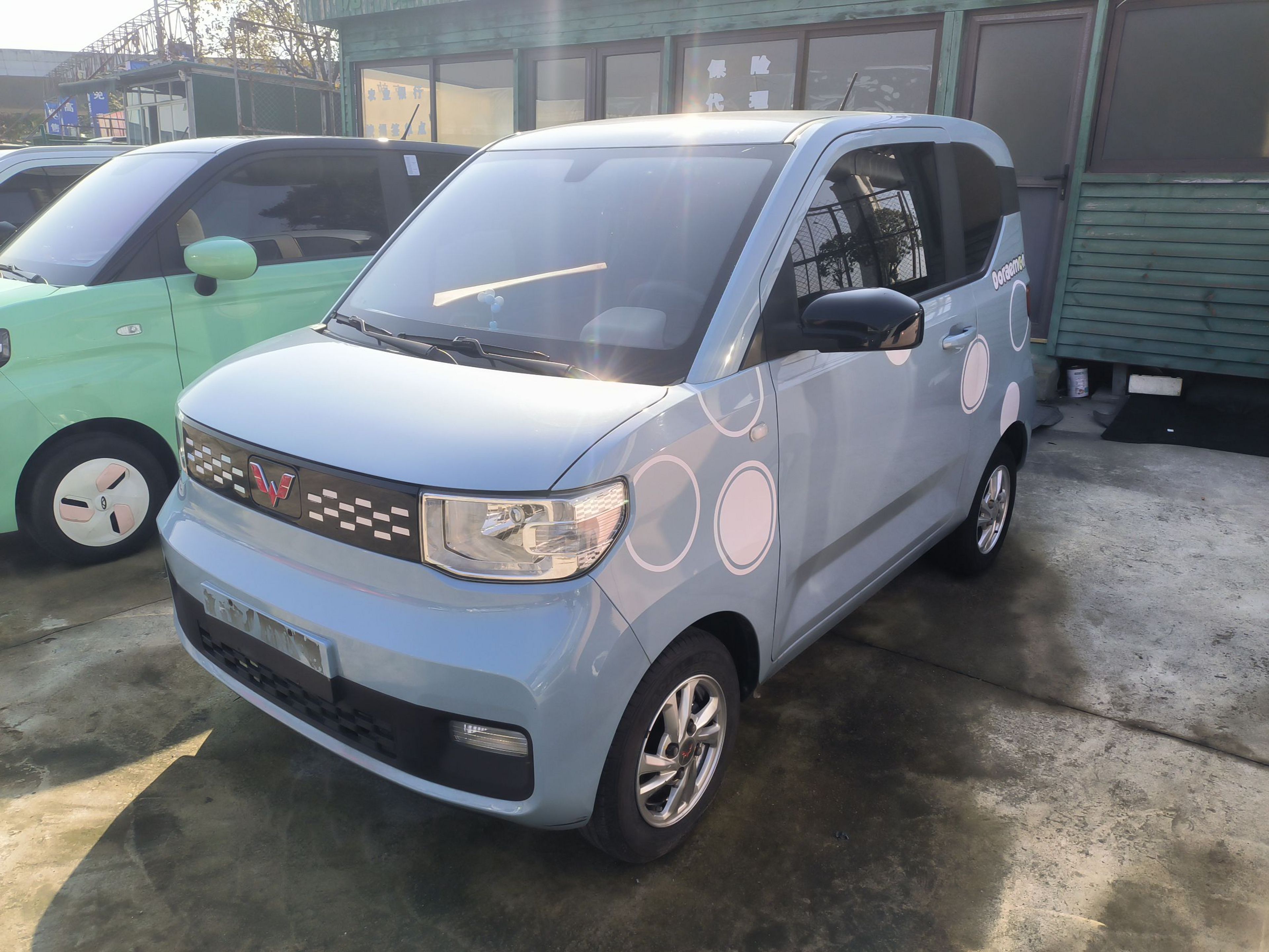 Под передней частью автомобиля