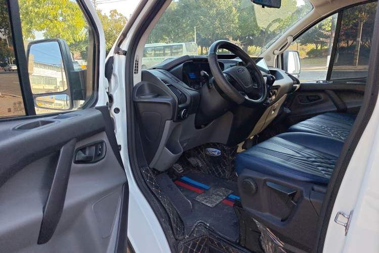 Used Ford Transit 2019 2.0T Diesel Business & Travel Mid-Drive Mid-Roof 7-Seater China VI Standard
