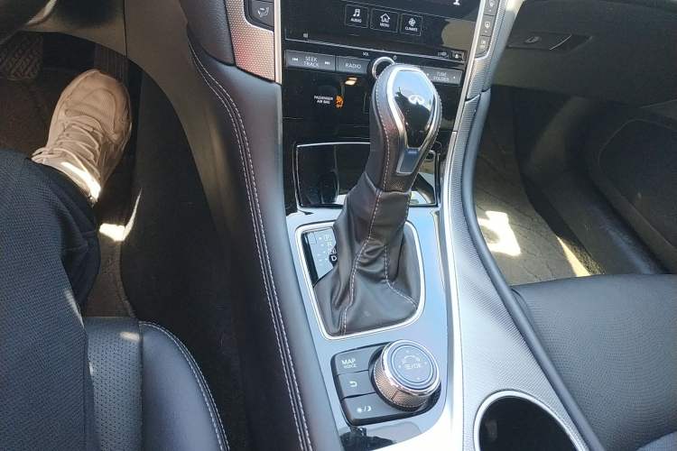 Used Infiniti Q50L 2018 2.0T Enjoyment Version China VI Standard
