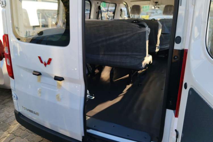 Used Wuling Yangguang 2024 300KM Comfort Version Passenger Van 75kW
