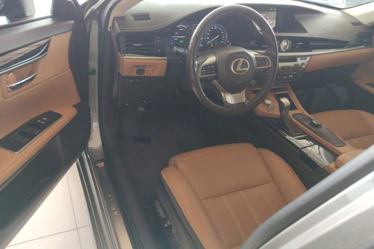 Used Lexus ES 2015 300h Comfort Edition