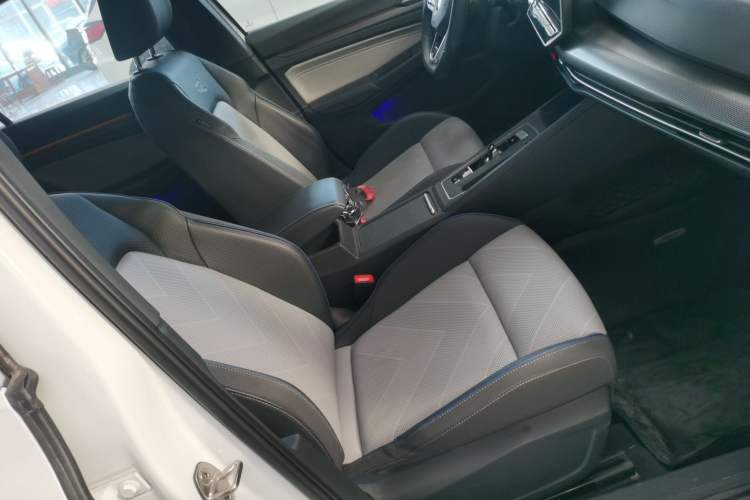 Used Volkswagen Golf 2025 300TSI R-Line
