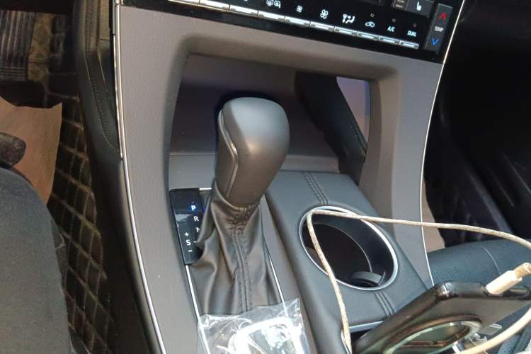 Used Toyota Avalon 2019 Dual-Engine 2.5L XLE Prestige Version China VI Standard
