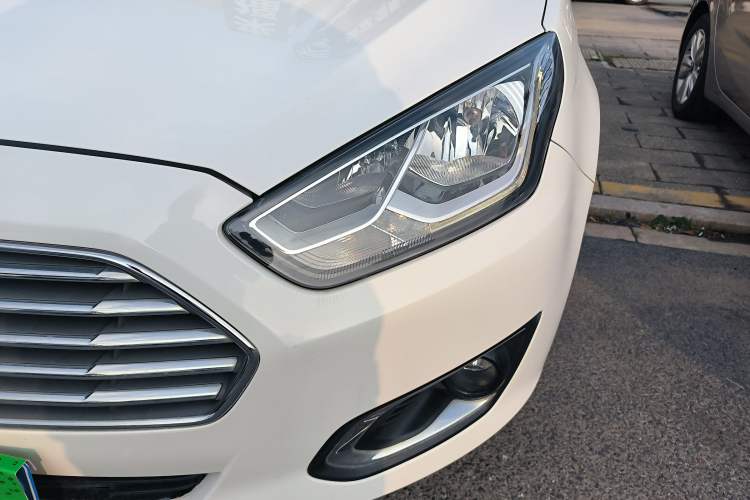 Used Ford Escort 2015 1.5L Automatic Fashion Model
