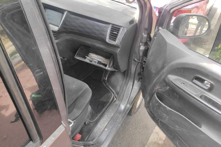 Used Jinbei Gold Hiace 2023 2.0L Passenger Van Travel Lion 5/6/7 Seater
