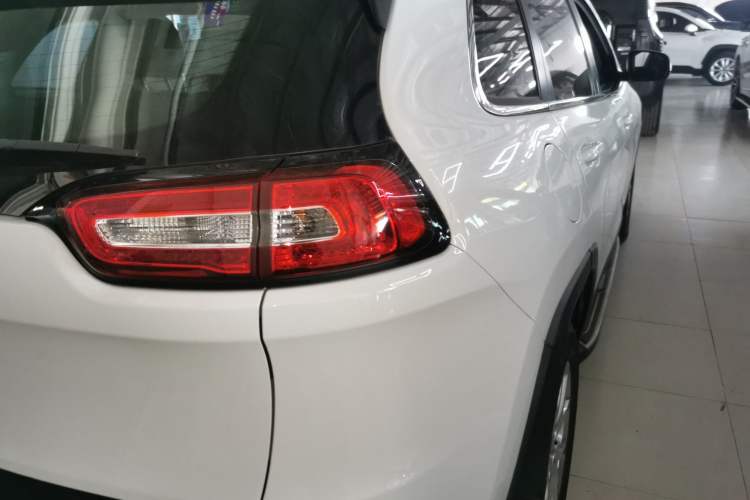 Used  Cherokee 2016 2.4L Leading Edition