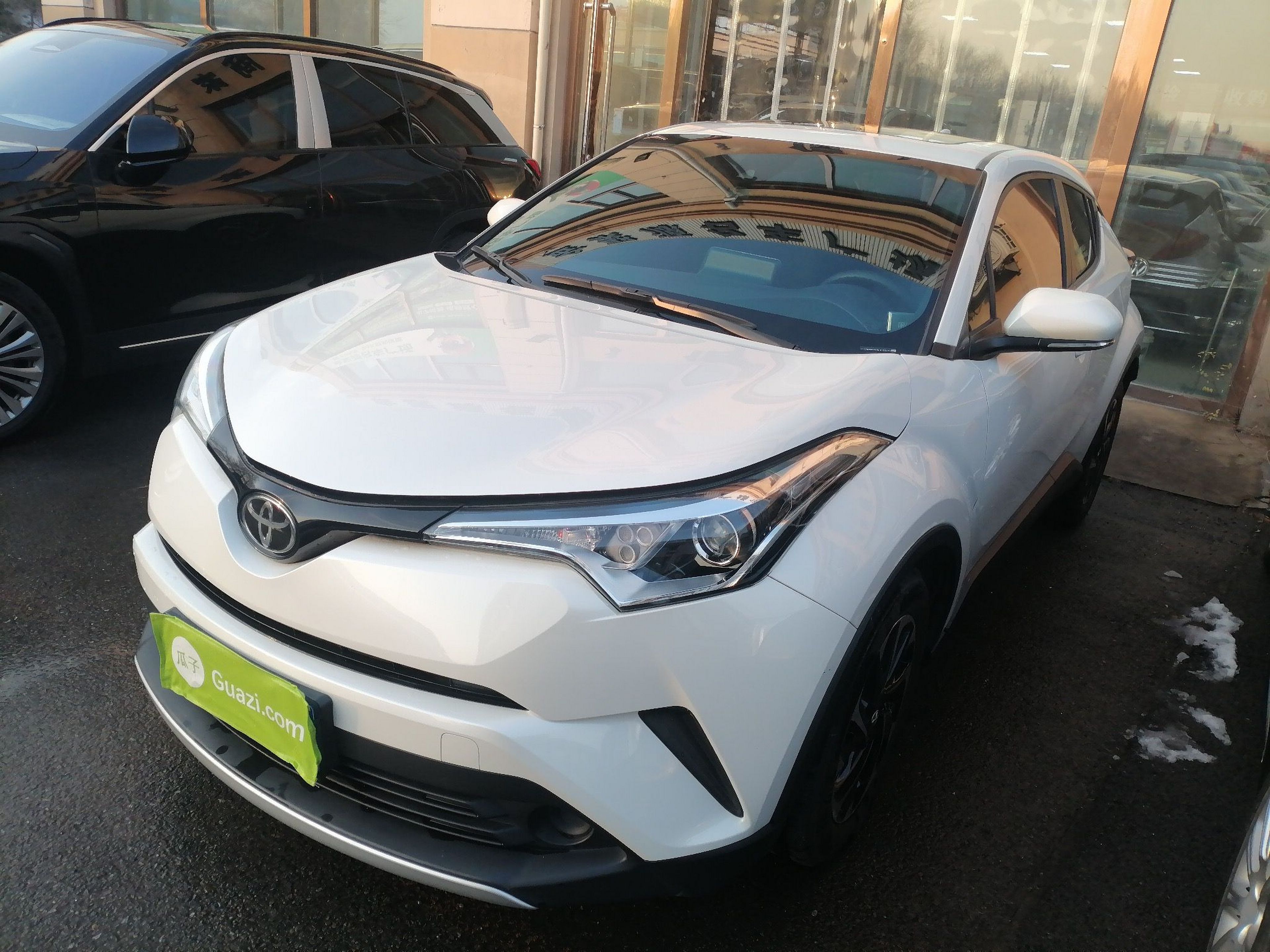 تحت مقدمة السيارة