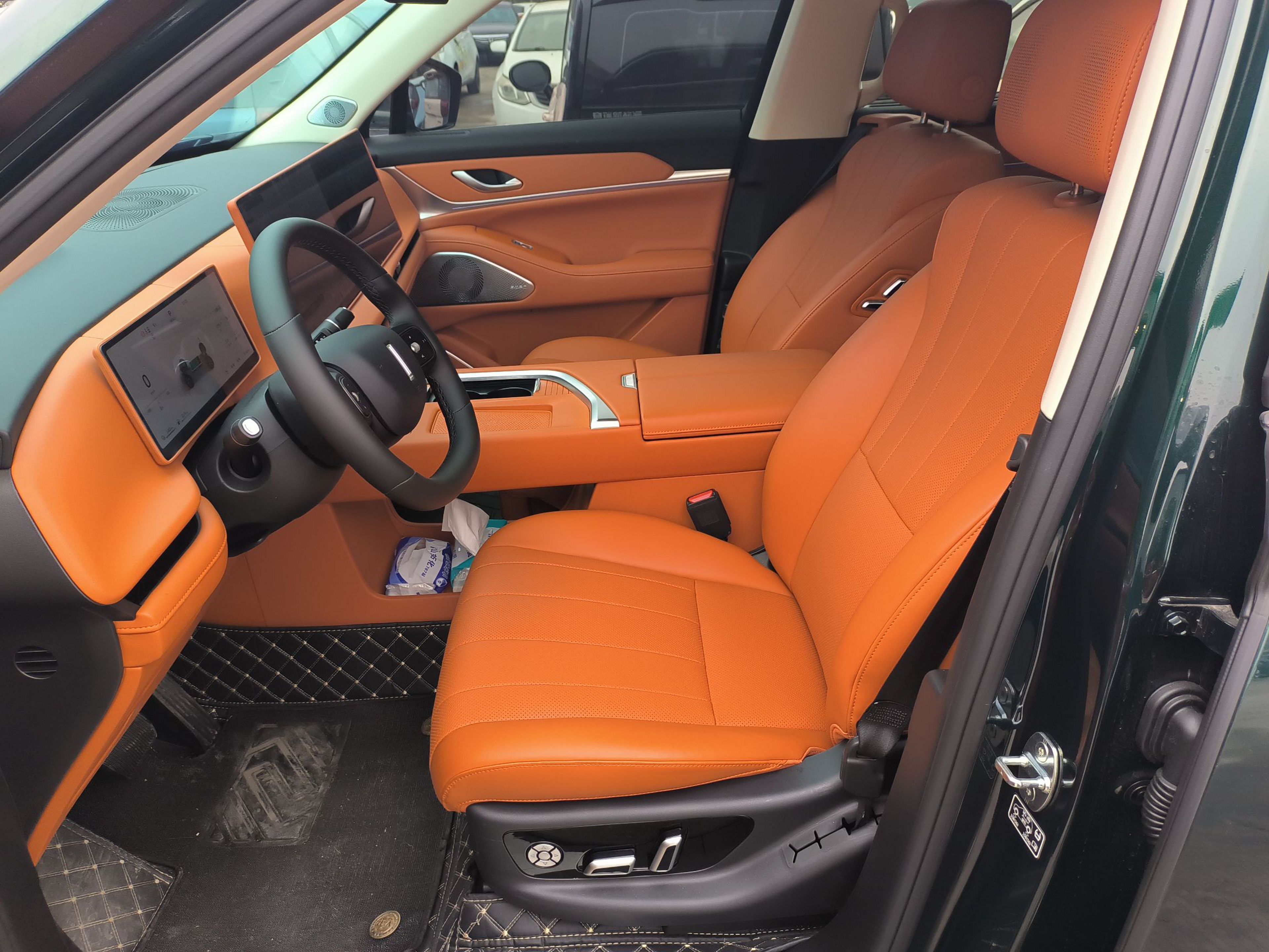 Переднее сиденье в автомобиле