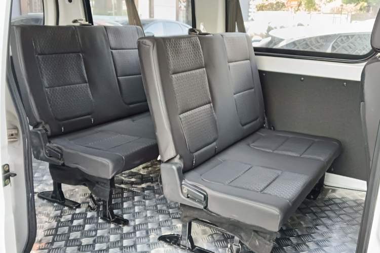 Used Chana Ruixing EM60 2025 Passenger Version Comfort Edition 6 Seats 300 km Range Side-Hinged Doors
