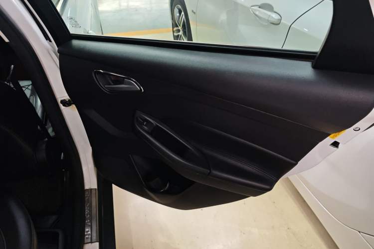 Used Ford Focus 2018 Hatchback Classic 1.6L Automatic Trendy SmartDrive Edition
