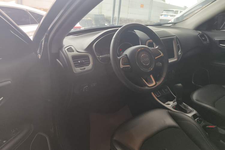 Used  Compass 2019 220T Automatic Enjoyment Version
