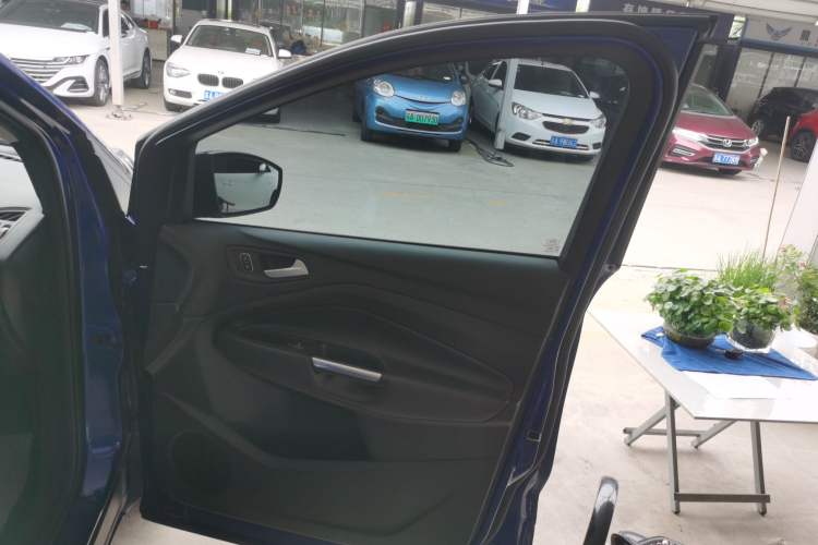 Used Ford Kuga 2017 EcoBoost 180 Two-Wheel-Drive Platinum Edition
