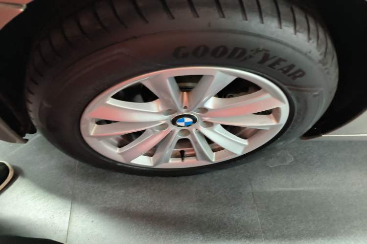 Used BMW 5 Series 2014 520Li Elegant Model
