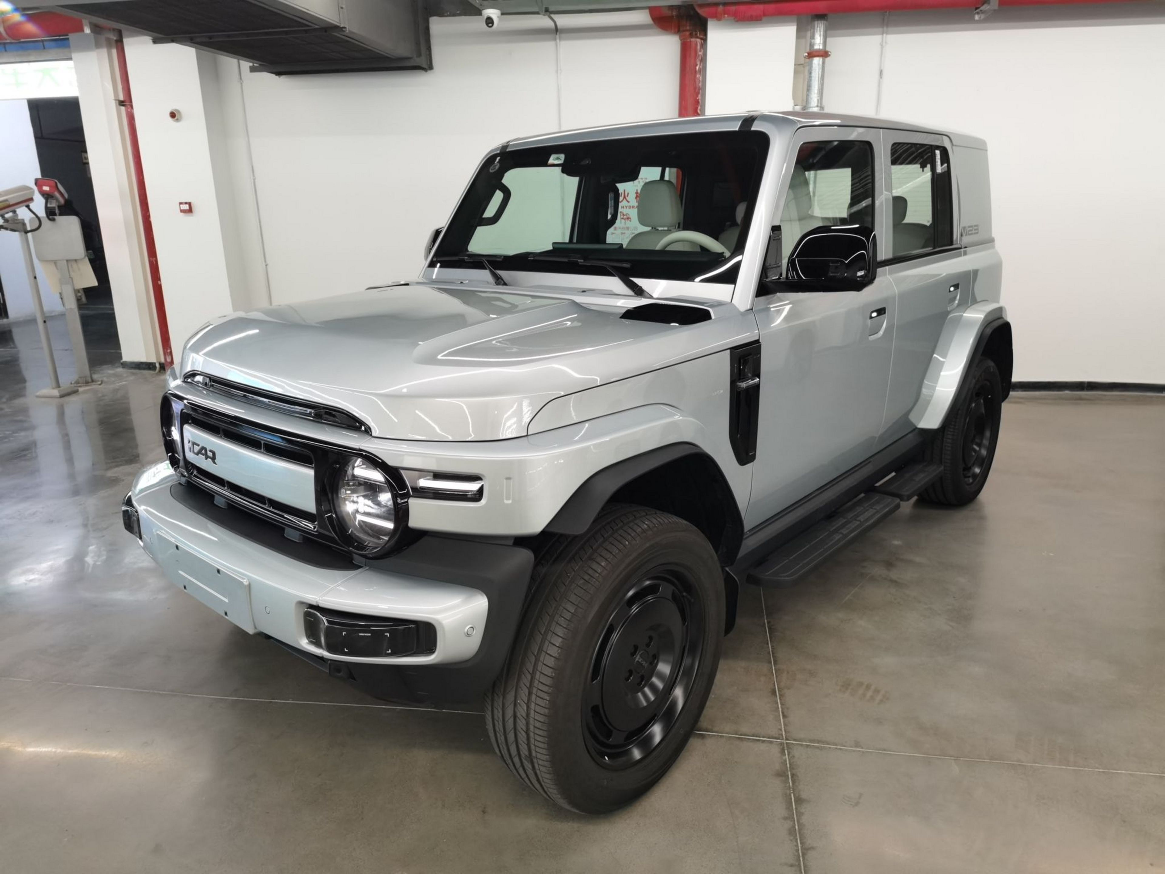 Под передней частью автомобиля