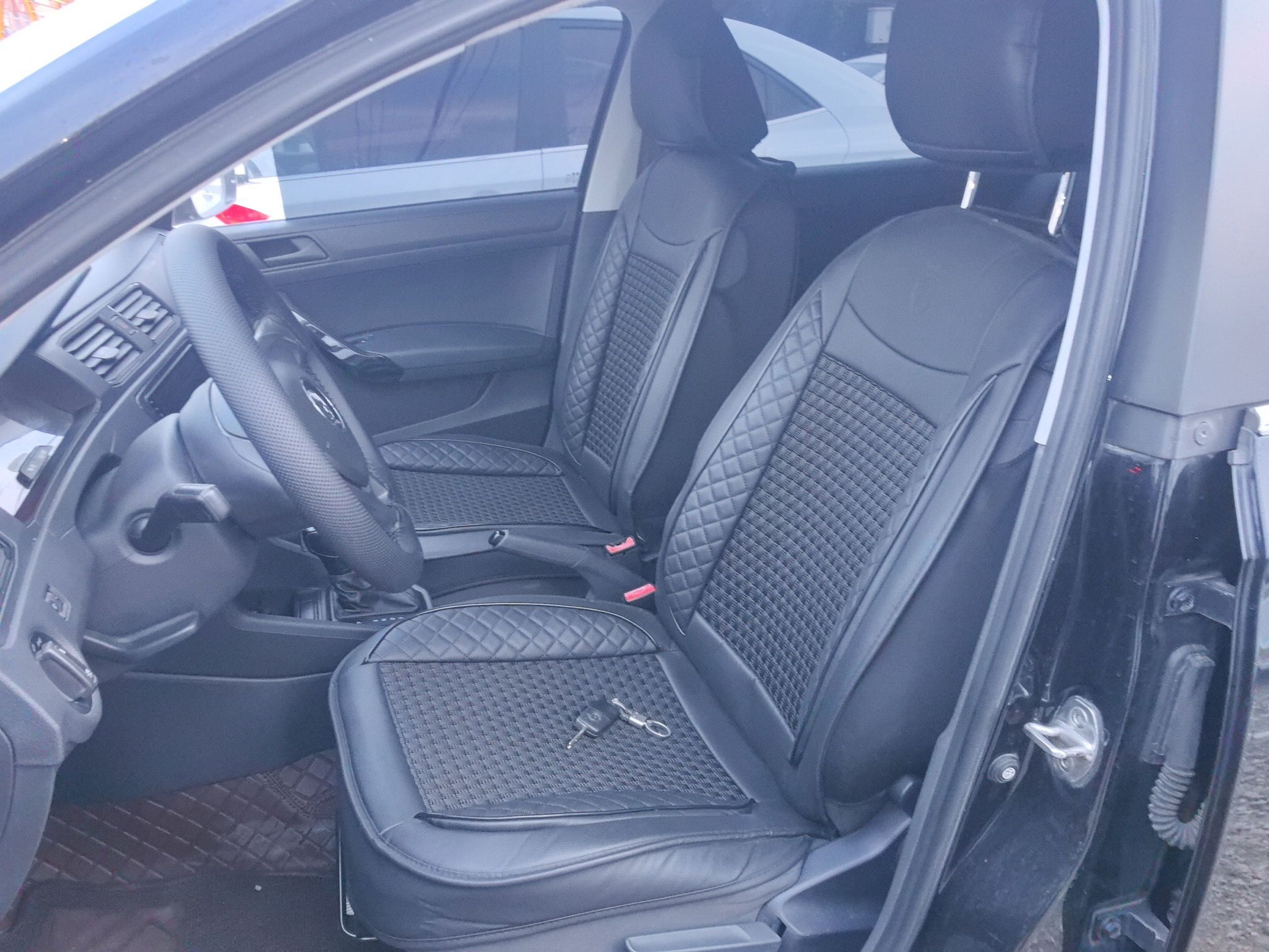 المقاعد الأمامية داخل السيارة