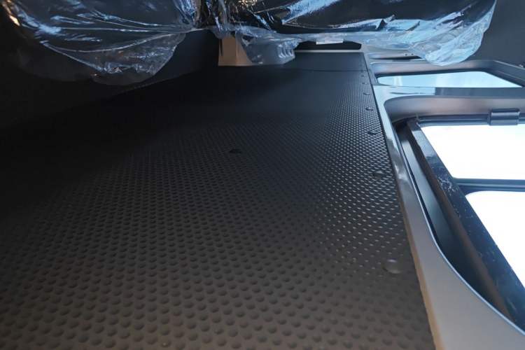 Used  Yufeng 2023 V9+ 2.0T Manual Front-Wheel-Drive Multi-Function Mid-Roof Van with 7/8/9 Seats
