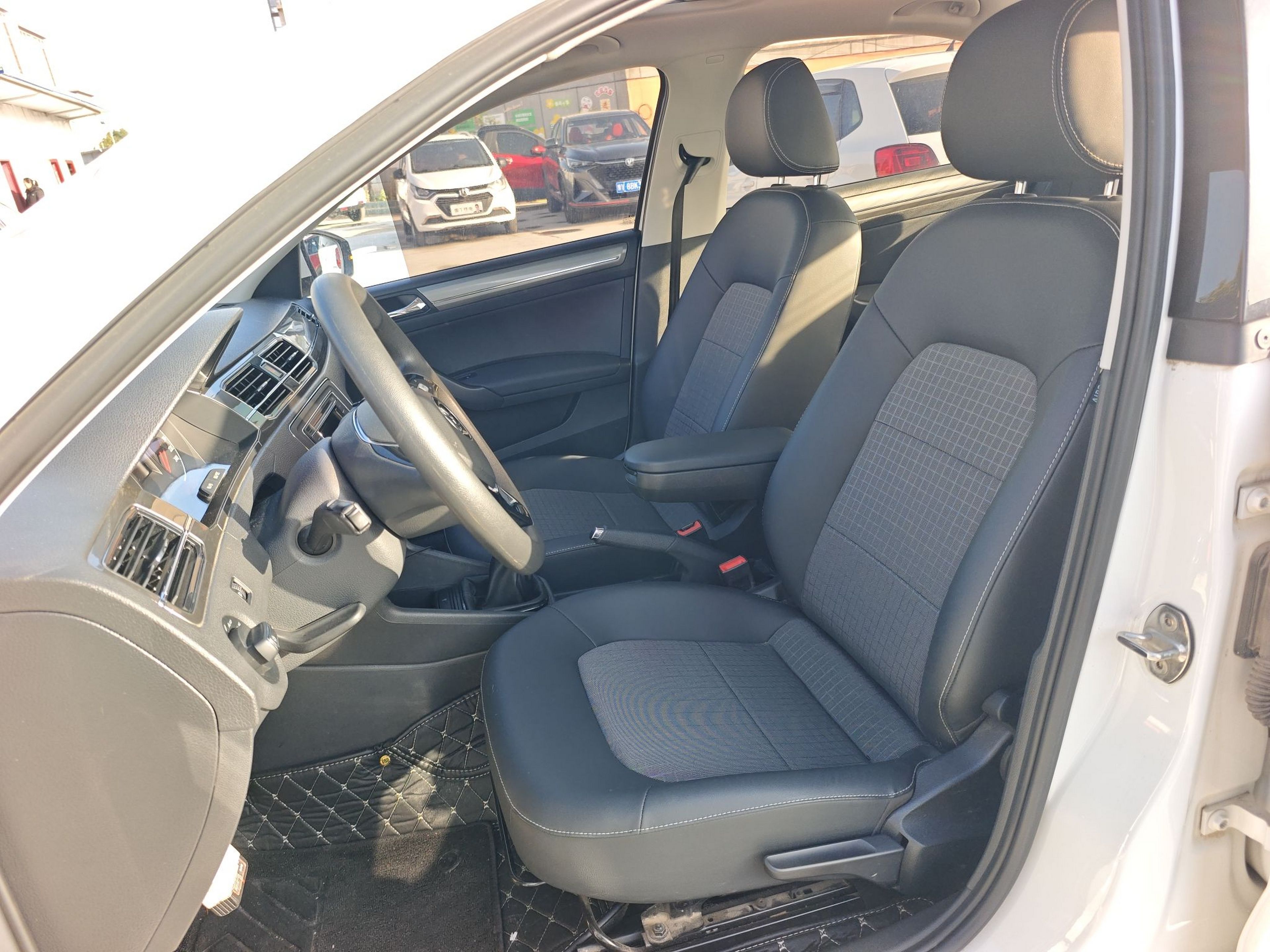 Переднее сиденье в автомобиле