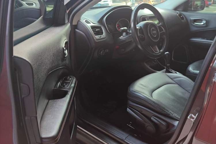 Used  Compass 2017 200T Automatic Family Edition
