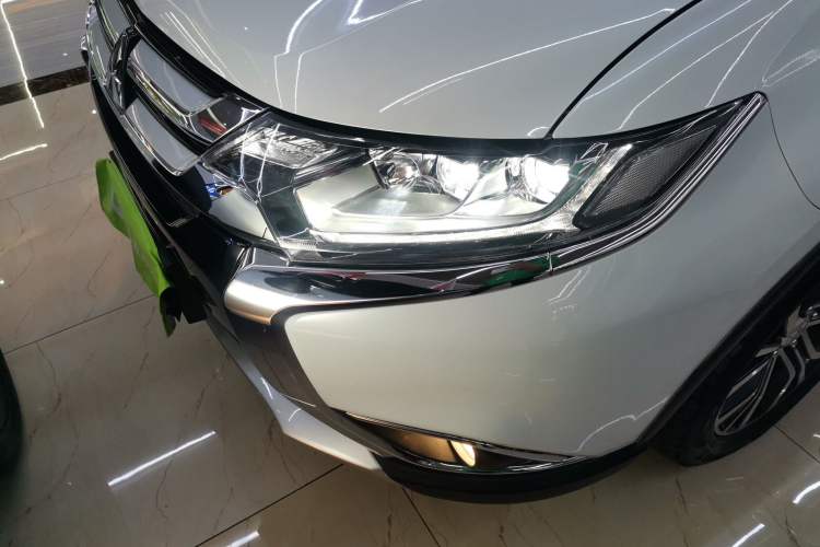 Used Mitsubishi Outlander 2018 2.4L 4x4 Luxury Edition 7-Seater
