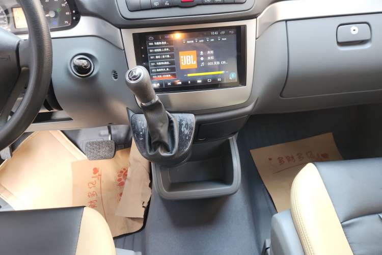 Used Mercedes-Benz Vito 2011 2.5L 7-seater executive version
