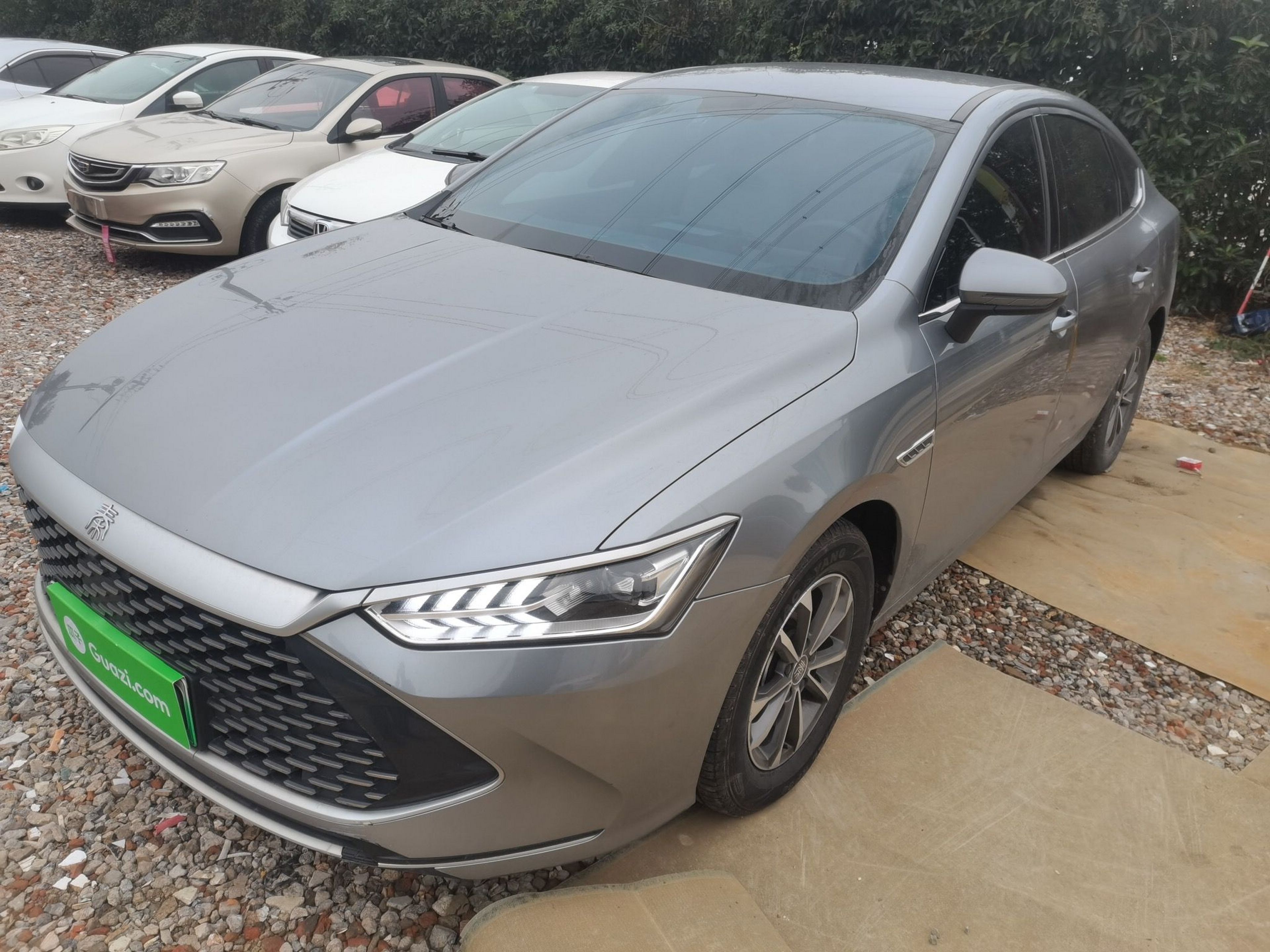 Под передней частью автомобиля