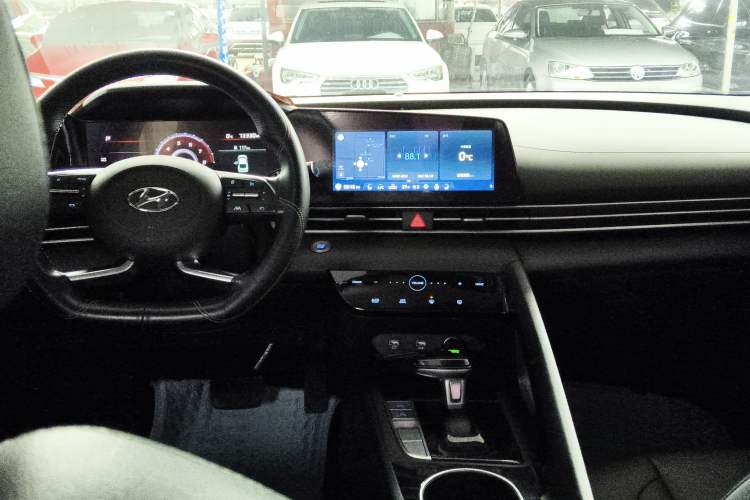 Used Hyundai Elantra 2021 1.5L CVT LUX Prestige Edition
