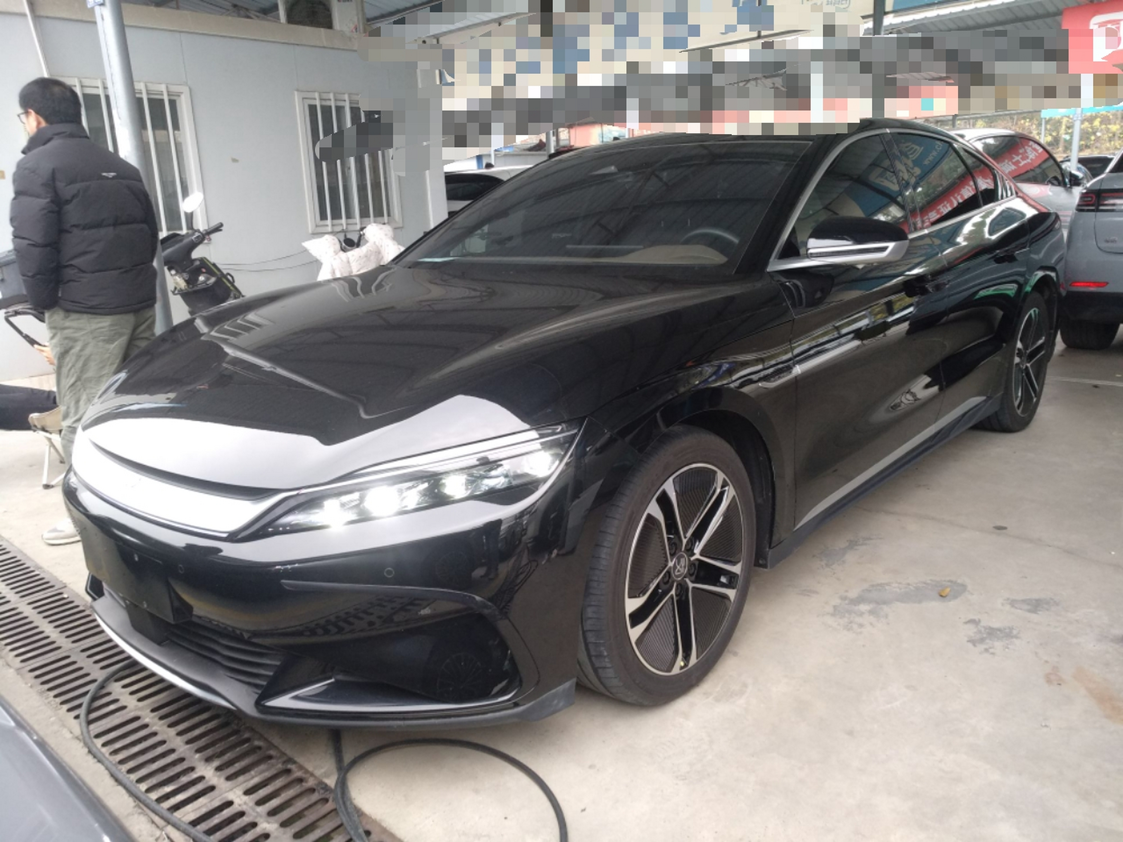 تحت مقدمة السيارة