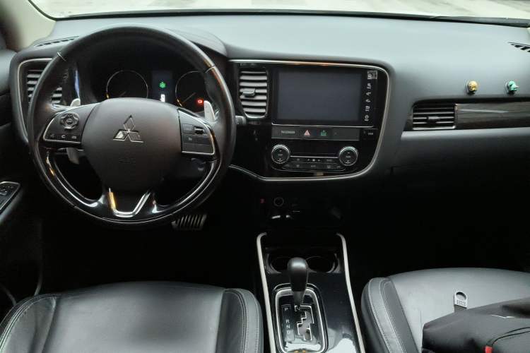 Used Mitsubishi Outlander 2019 2.4L 4x4 Zhi Xiang Edition 5 Seats China V Emission Standard