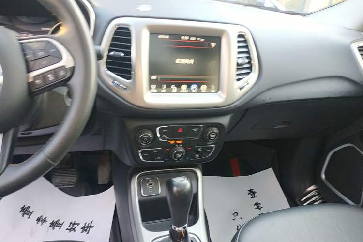 Used  Compass 2017 200T Automatic Family Edition
