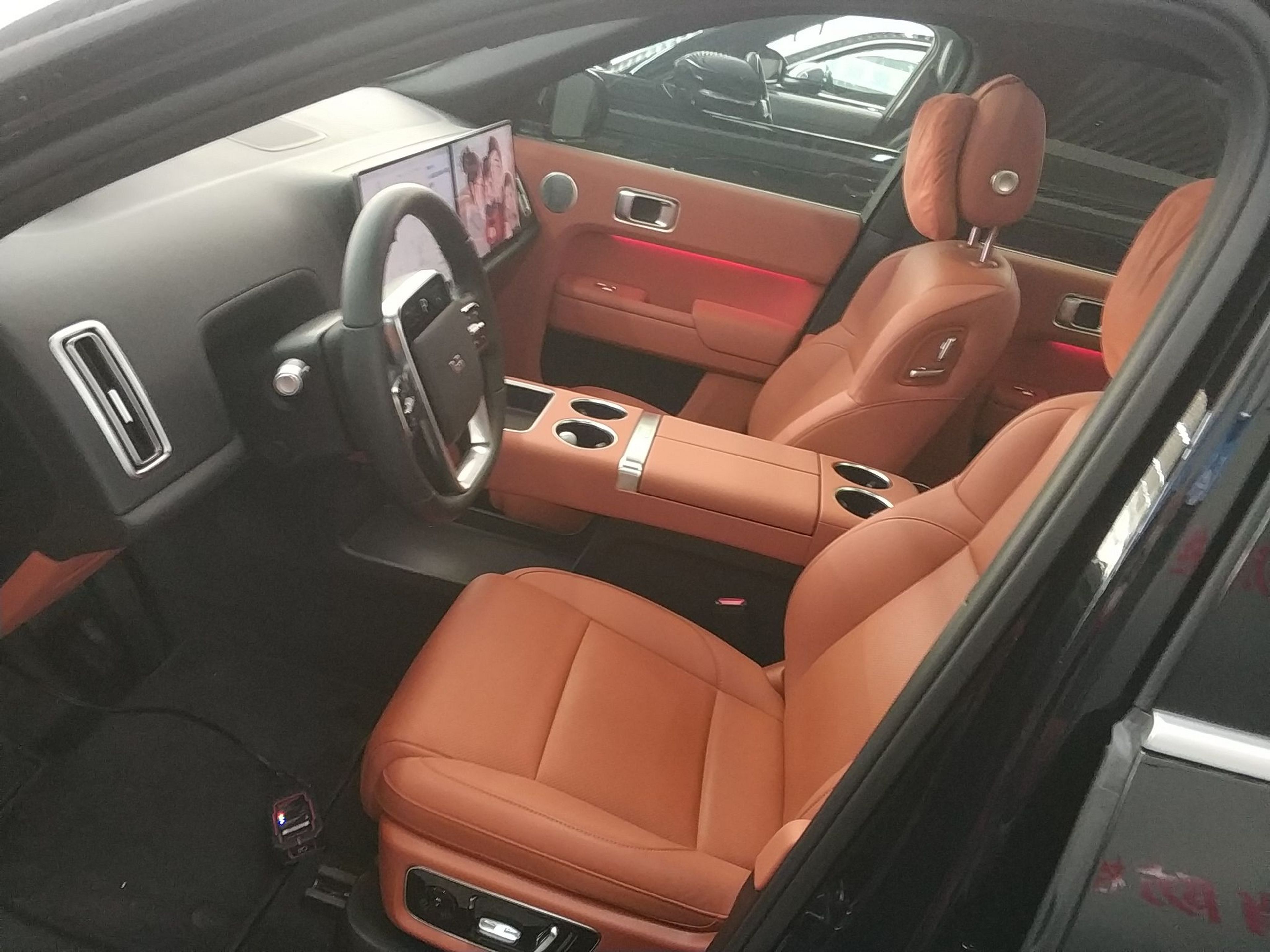 المقاعد الأمامية داخل السيارة