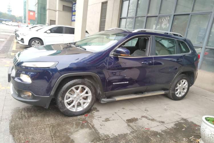 Used  Cherokee 2017 2.0L Superior Edition