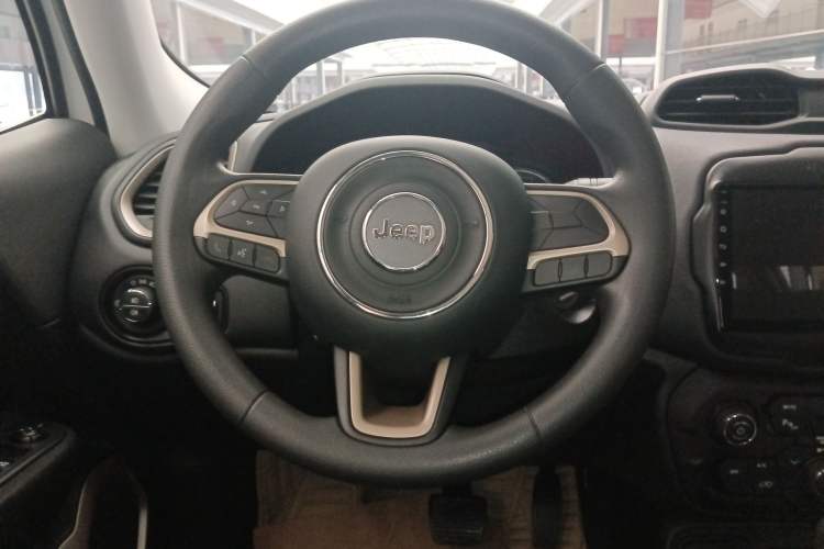 Used  Renegade 2018 Connected Large Screen Version 180T Automatic High-Energy Edition
