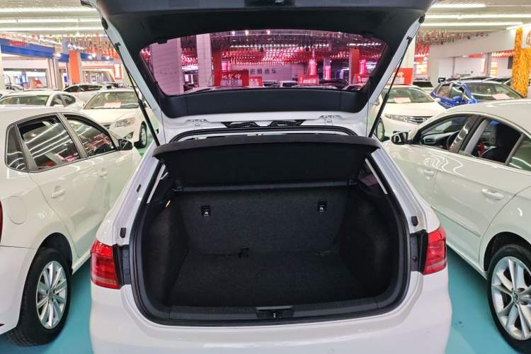 Used Volkswagen Gran Lavida 2013 1.6L Automatic Fashion Model
