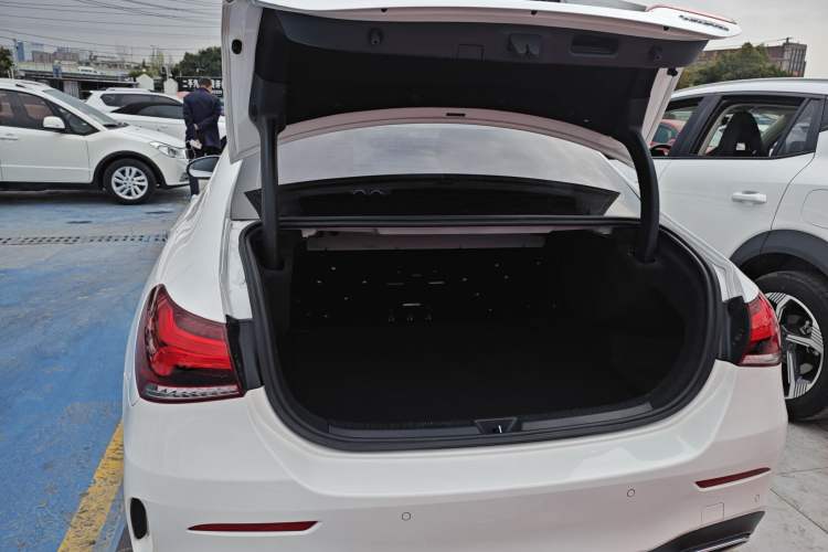 Used Mercedes-Benz A-Class 2022 Revised Version A 200 L Sport Sedan Fashionable Style
