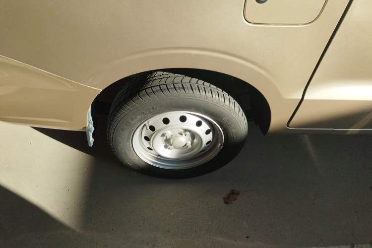 Used Wuling Hongguang V 2022 1.5L Jingqu Edition Enclosed-Window Vehicle with Electric Power Steering LAR
