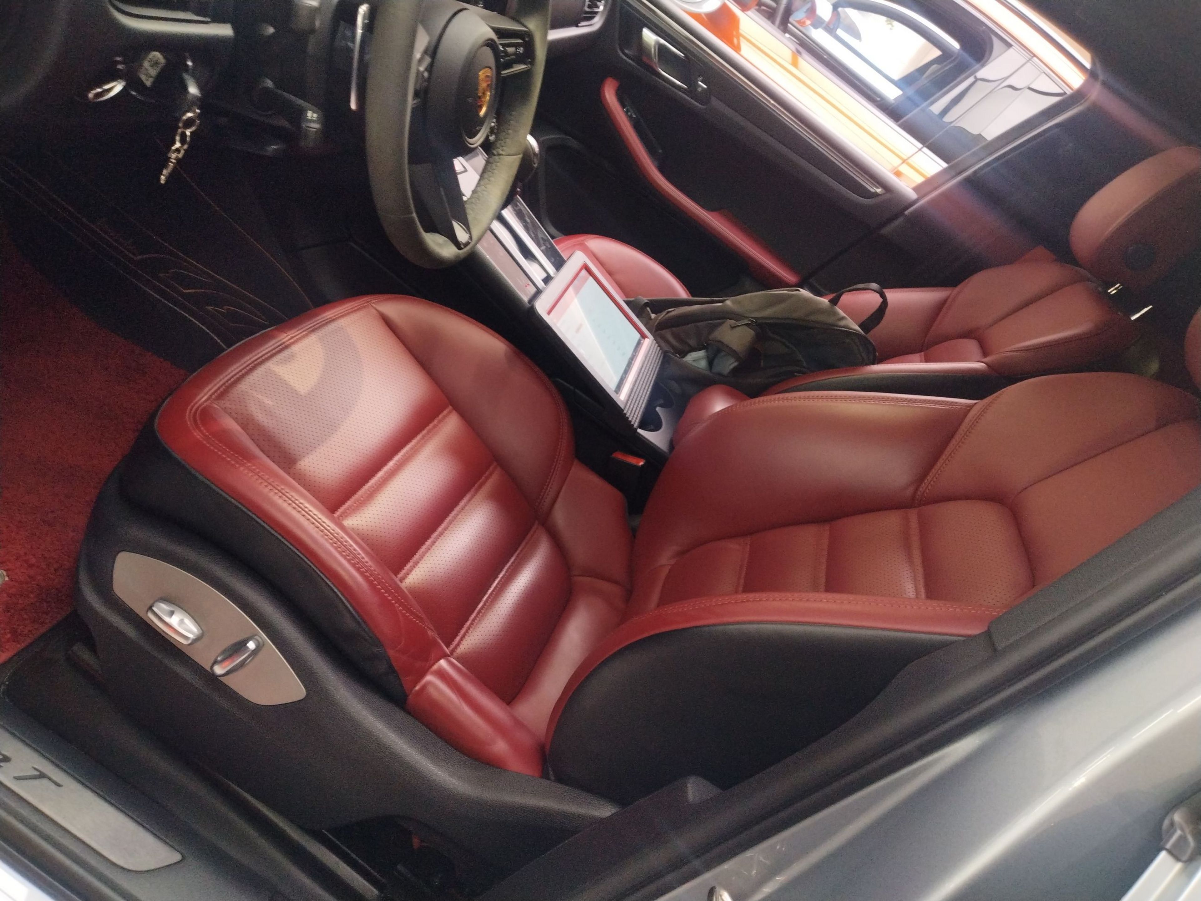 المقاعد الأمامية داخل السيارة