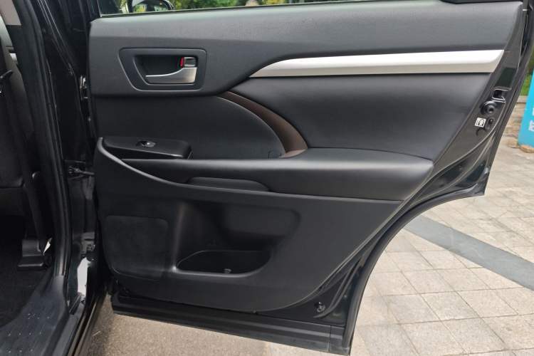 Used Toyota Highlander 2018 2.0T Two-Wheel Drive Luxury Edition 7 Seats China VI Standard
