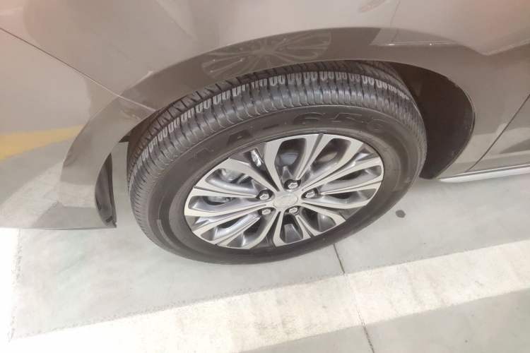 Used Buick GL8 2023 Facelifted Land Cruiser Executive Luxury Version
