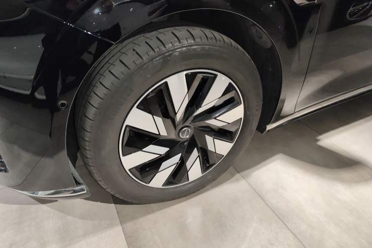 Used Volvo EM90 2025 Ultra Six-Seater
