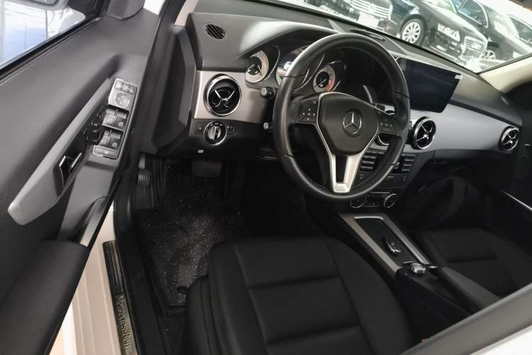 Used Mercedes-Benz GLK-Class 2013 GLK 300 4MATIC Dynamic Sunroof Model