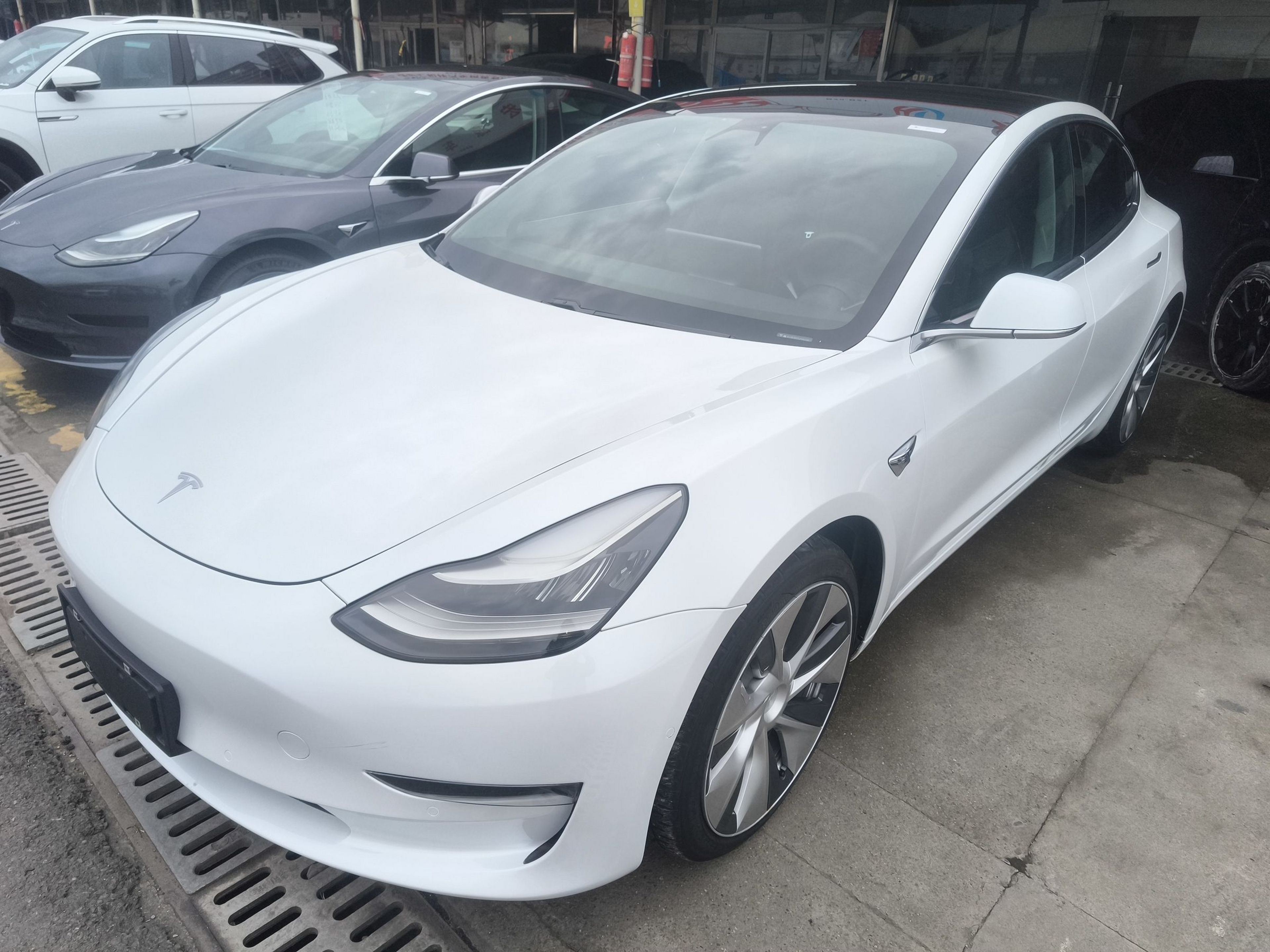 Под передней частью автомобиля