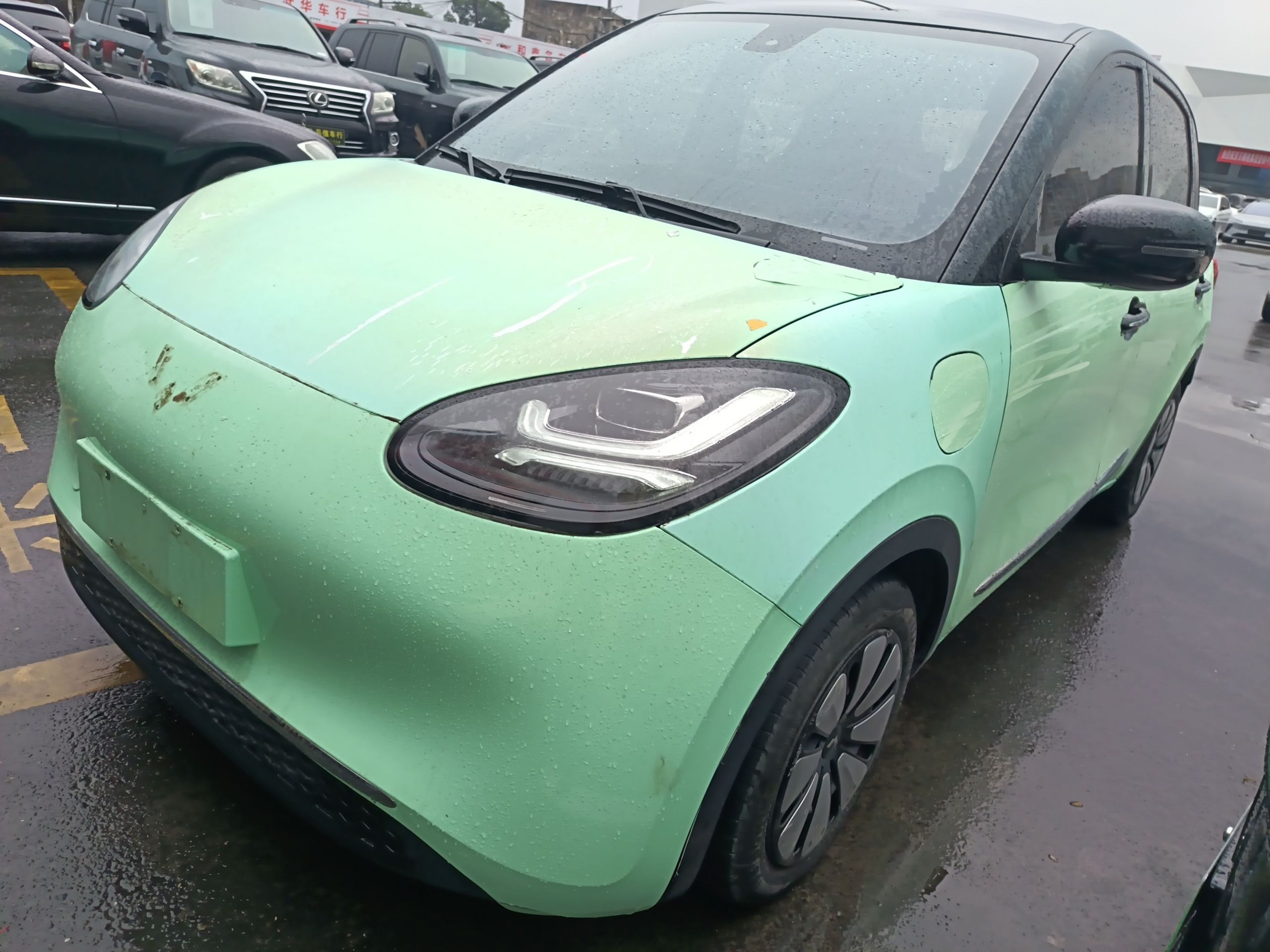 تحت مقدمة السيارة