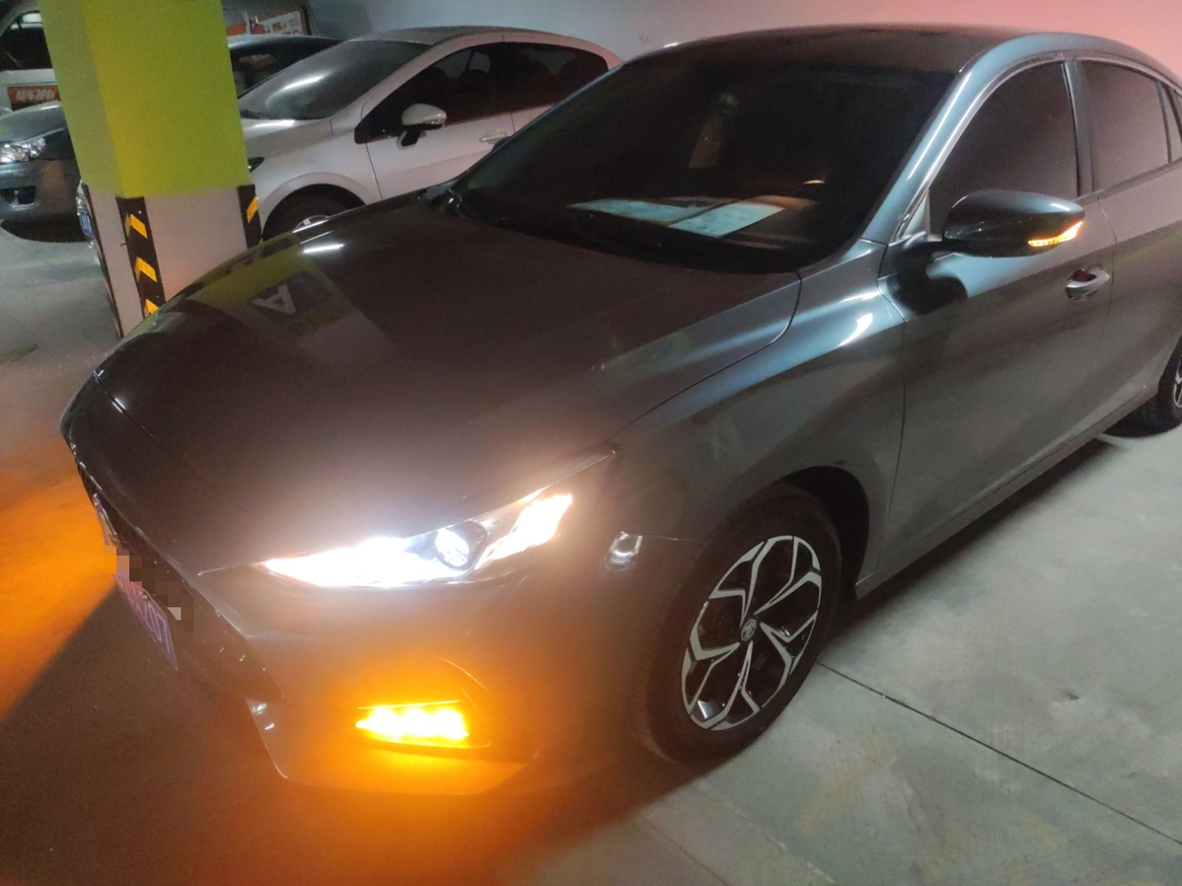 Под передней частью автомобиля