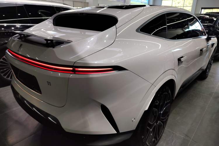 Used  11 2022 Long-Range Dual-Motor Luxury Edition 5 Seats
